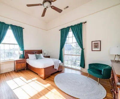 Historic Downtown Loft, Private Deck with View and outdoor Firepit