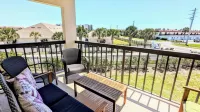 Updated, Affordable, Beachy 2BR Retreat, 2 Pools, Walk To Beach!