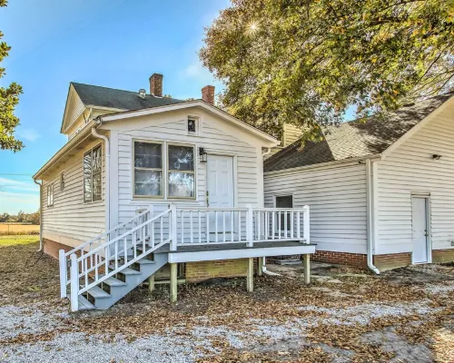 Charming Cottage with easy access to local attractions-pet and kid friendly Hotels in Dillon County
