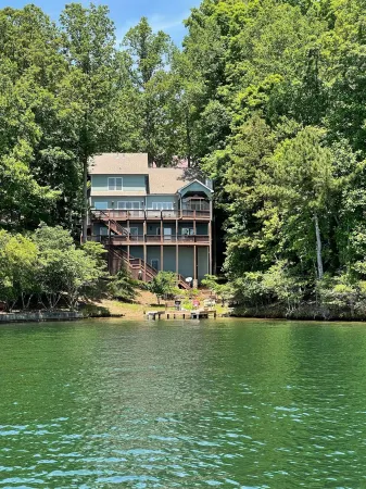 Lakefront 5 BR home nestled on a private cove 1 hr from downtown Atlanta, Ga. Отели в г. Чероки