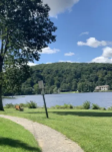 Lux Bungalow on Gorgeous Lake. Relax. Explore nearby towns. Ski. Kayak. Hike.