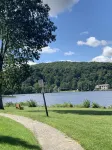 Lux Bungalow on Gorgeous Lake. Relax. Explore nearby towns. Ski. Kayak. Hike.