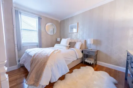 Glens Falls Boutique Stay, near skiing, Lake George, Saratoga, Pool! Отели рядом с достопримечательностью «Зона отдыха Герни Лейн»