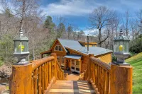 CREEKSIDE LOG HOME: NEXT TO CREEK / CLOSE TO TOWN / HOT TUB / TRAILS / PETS OK