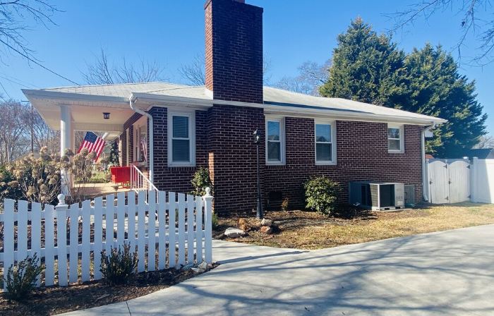Downtown Greer Cottage ⭐️ Walk to downtown!