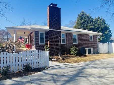 Downtown Greer Cottage ⭐️ Walk to downtown! Отели в г. Грир