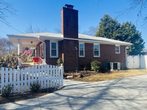 Downtown Greer Cottage ⭐️ Walk to downtown!