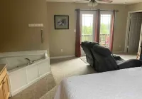3B/3B; Single Family Lakeside Retreat W/Hot Tub