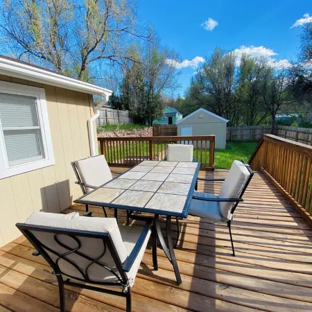 — Bear Bungalow Hot Springs — Fully Remodeled, Convenient Location