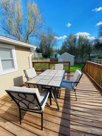 — Bear Bungalow Hot Springs — Fully Remodeled, Convenient Location Отели рядом с достопримечательностью «Black Hills Putt 4 Fun»