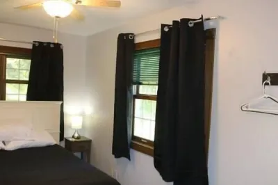 Small House, 2 queen bedrooms, 1 bath, on route 33, Very Nice! 터틀헤드 케이브 주변 호텔