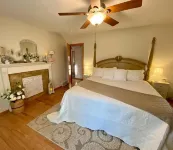Sleeps 15 Beautiful Home on 1.2 Acre lot Minutes from Lakes, boat dock & beach
