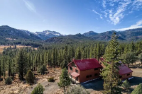 THE HAWK'S NEST RETREAT - A Stunning Family and Corporate Retreat