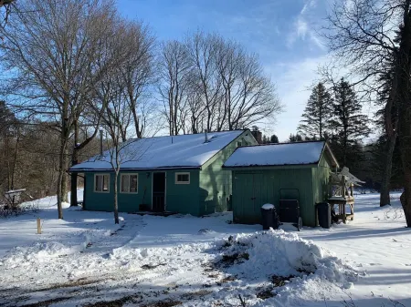 Your country get away with trails and a pond Отели в г. Мина