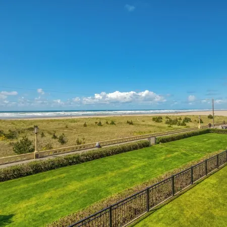 Oceanfront 2rd floor Balcony 2 blocks to Turnaround-Work Remotely
