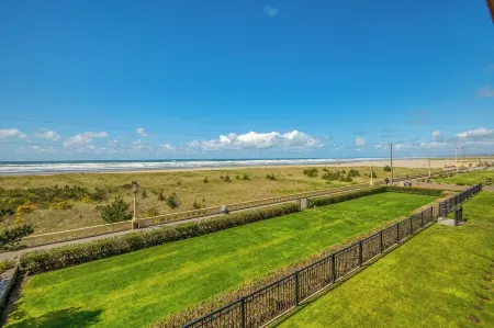 Oceanfront 2rd floor Balcony 2 blocks to Turnaround-Work Remotely