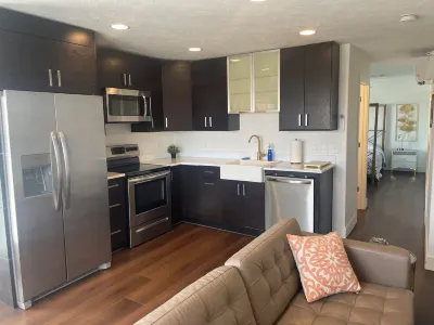 Modern Apartment Walk to Old Market Hotels in 