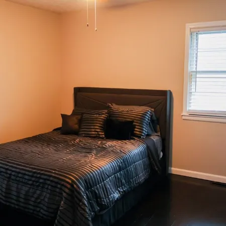Cozy Corner House 9 min walk from Indianapolis Motor Speedway!