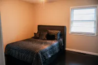 Cozy Corner House 9 min walk from Indianapolis Motor Speedway! Hôtels à proximité de : NASCAR Racing Experience and Richard Petty Driving Experience
