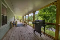 Inviting Mtn Retreat! Fire Pit+Grill~WiFi~Near Avl~ 3 Mins to Hatley Pointe!