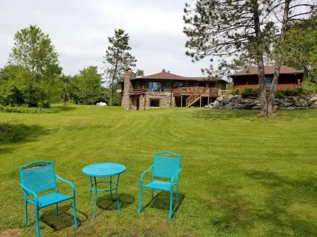 Log Cabin on 40 acres with a private lake Отели в г. Lincoln County