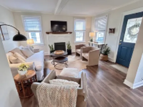 Cozy Elmwood bungalow in quiet neighborhood close to USC, hospitals & downtown