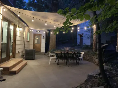 Lake Arrowhead-Immaculate home, spacious lot, can't get closer to the Village! Отели в г. Лейк Арроухед