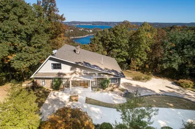 Serene Lake Retreat: Enjoy lake views and privacy with 15 wooded acres Table Rock Lake附近的飯店