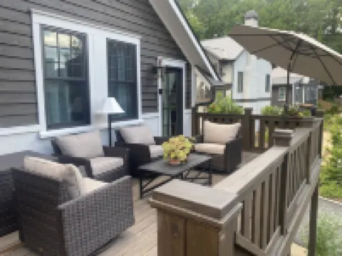 Studio in upscale, intimate Black Mountain neighborhood