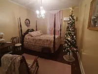 LA BELLE MAISON - Beautiful 1850 Historical home just across from Lions Park! Hotels in Jefferson