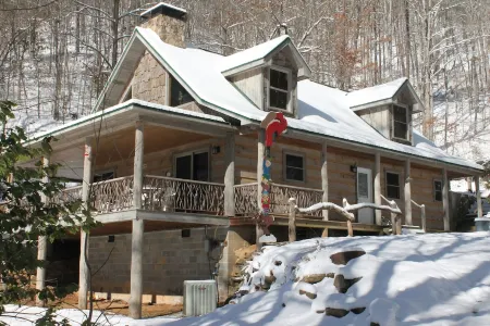 Spring is Here!!  Come Enjoy the Great Outdoors at Poplar Lodge!