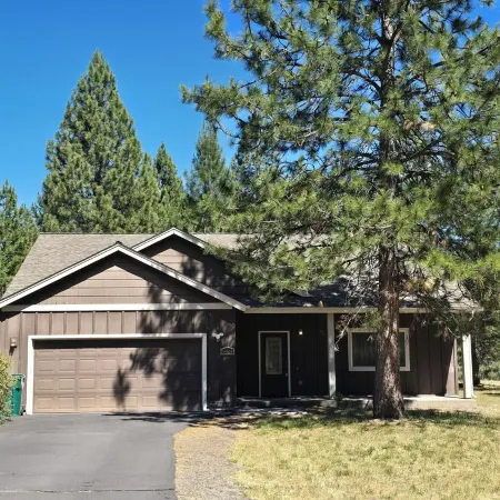 Spacious Western Home on 2 acres in the Pines close to Crater Lake