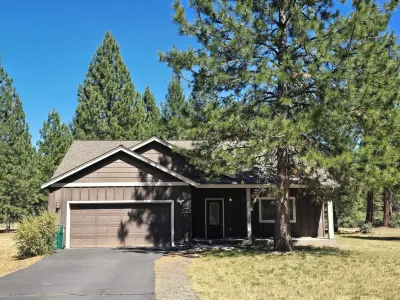 Spacious Western Home on 2 acres in the Pines close to Crater Lake Hotels near Crater Lake National Park