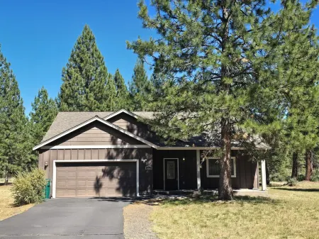 Spacious Western Home on 2 acres in the Pines close to Crater Lake Отели рядом с достопримечательностью «Train Mountain Railroad Museum»