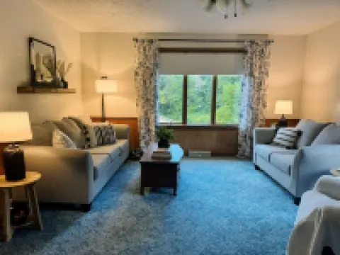 Honey Run King Suite ~Between Millersburg & Berlin Hotels in Holmes County