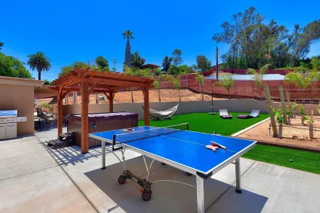 Private Vineyard Estate w/ Guest House & Hot Tub Отели в г. Каса де Оро-Маунт Хеликс