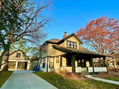 Downtown Renovated Beauty Greater Des Moines Botanical Garden附近的飯店