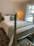 Peaceful Cottage/Private Parking & Backyard/Strong WiFi/Walk to Sheridan Beach!