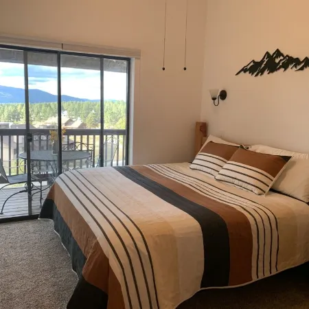 3/2 Condo. Mountain views. Easy access to Resort