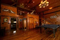 Hocking Hills Lodge w/hottub,10acre lake, with Basketball & Pickleball court