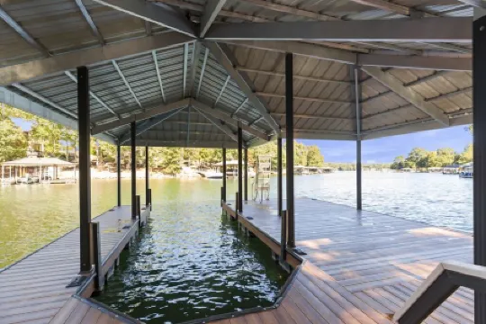 Spacious 5-Bed Lake Keowee Retreat – Only 15 Mins from Clemson!