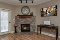 Newly remodeled / prime location  / indoor pool - Private Pools