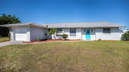 Heated Pool, Canal Front, Kayaks - Paradise Awaits! Отели рядом с достопримечательностью «Кидстар Парк»