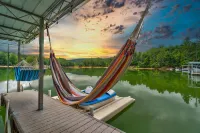 7 Bedroom! Amazing Lake House, Private Dock & Jet Ski Pads, Kids Dream Game Room