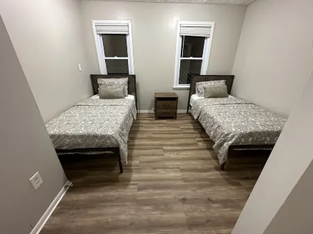 Entire house Spacious & Clean for 9.  Close To Everything! with WiFi Отели в г. Хазел Парк