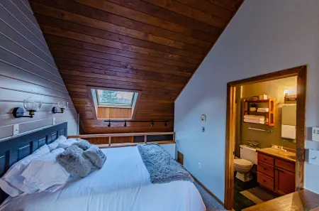 Ski-In/Ski-Out lodge near hiking/golf, restaurants, Lake Superior and sleeps 8.