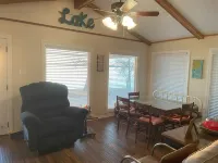 Lakefront Property with Boat Dock close to public boat ramp! Beautiful sunsets! Hotel a Leon County