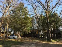 ADORABLE BOHO CABIN JUST RENOVATED & ONLY 2 MILES TO TRADE DAYS