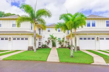 Beautiful! Light & Airy Top Floor Condo! 3 Bed, 3 Bath + Lanai. Pool and Jacuzzi