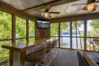 Trendy Lakeside Retreat-Screened Bar, Large Dock, Kayaks